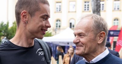 Bohater igrzysk w Mediolanie bawił się z dziećmi w Kancelarii Premiera. W poniedziałek zakończy się licytacja medalu Władymira Semirunnija
