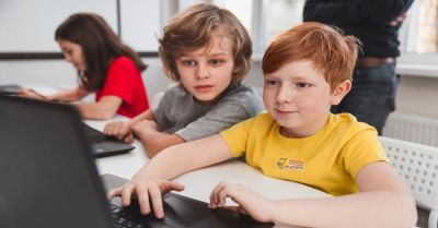 Bezpieczeństwo dzieci w sieci. Oto zasady, które pomogą najmłodszym uniknąć cyfrowych pułapek