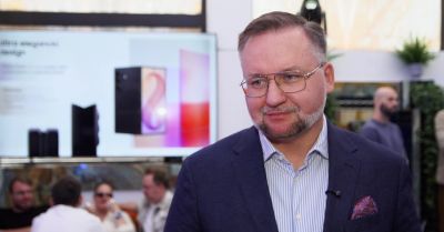 Kategoria składanych smartfonów rośnie szybciej niż cały rynek. Napędzają ją większe ekrany i nowe formy urządzeń