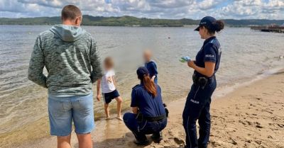 Bezpieczne wakacje nad wodą- policjantki spotkały się z mieszkańcami i turystami na plażach powiatu wejherowskiego