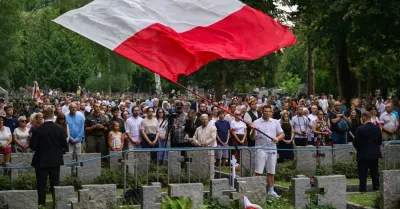 Warszawa: przed pomnikiem Gloria Victis w godzinę „W” oddano hołd powstańcom