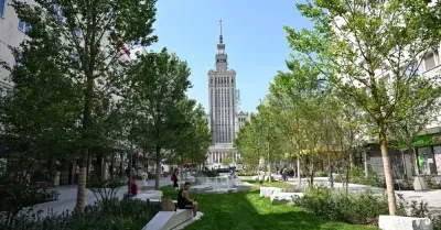 Warszawa: otwarto przebudowaną ulicę Złotą, która stała się zielonym deptakiem